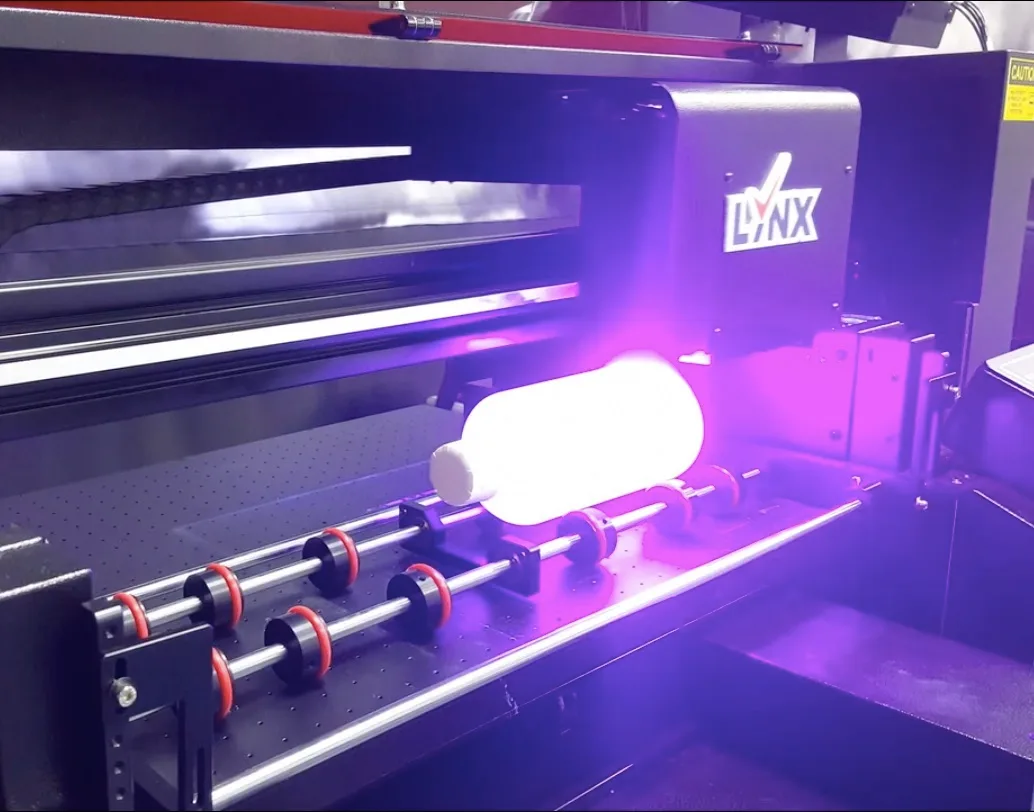 UV flatbed wide-format printer printing under UV light